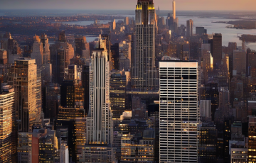 Empire State Binası’nın zirvesine çıkan iki kişi pankart açtı